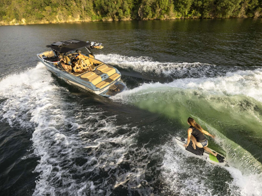 Tigé 22RZX wakeboarding